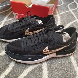 NIKE women’s waffle one 2021 black sneaker size 7 US